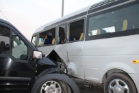 Taksiyle Öğrenci Servisi Çarpıştı Açıklaması 4 Yaralı