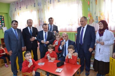 Vali Minik Öğrencilerle Süt İçti