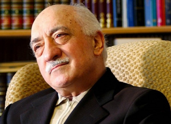 Gülen'e benzeyen adama metrobüste kimse yer vermedi