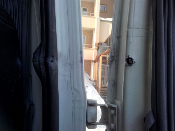 Teröristler öğrenci servisine saldırdı