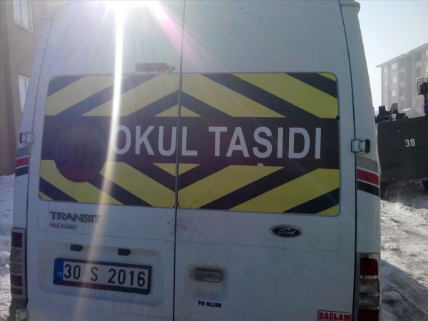 Teröristler öğrenci servisine saldırdı