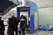 Atm'ye Düzenek Kurup 1,5 Saatte 50 Kişinin Hesabını Boşalttılar