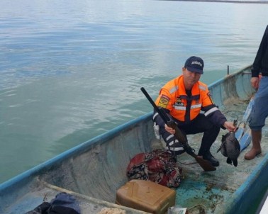 Balıkçı Teknesinde Tüfekle Vurulmuş Sakar Mekeler Çıktı