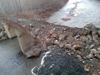 İNLICE - Dağdan Kopan Kaya Parçası Köprünün Üzerine Düştü
