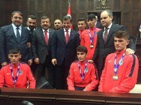 ŞÜKRÜ KARABACAK - Darıcalı Atletler Kupayı Başbakan Davutoğlu'na Götürdü