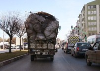 Kamyonet Kasasında Metrelerce Yükseklikte Yük Taşıdı