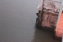 Meriç Nehri'nde Mahsur Kalan Genç, Kurtarılmamak İçin 4 Saat Direndi