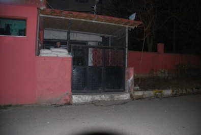 Polis Karakoluna Ve Eve Saldırdılar