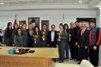 ŞAMPİYONLUK KUPASI - Şampiyon Takımdan Başkan Akkaya'ya Ziyaret