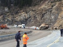 ZIGANA DAĞı - Trabzon-Gümüşhane Karayolu'na dev kaya düştü