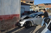 Yoldan Çıkan Otomobil Duvara Çarptı