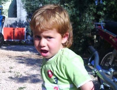 Bilgisayar patladı, 5 yaşındaki çocuk yanarak öldü