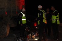 MEHMET KARATAŞ - Otomobil TIR'a Çarptı Açıklaması 1 Ölü, 2 Yaralı