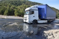 Tır Ve Kamyoneti Kurtarma Çalışmaları Sürüyor