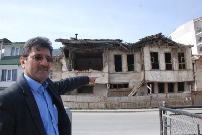 Yıkılmak Üzere Olan Ev Tehlike Saçıyor