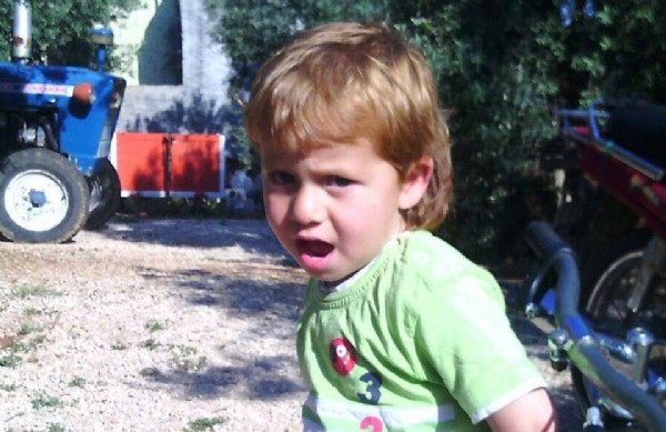 Bilgisayar patladı, 5 yaşındaki çocuk yanarak öldü