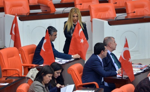 MHP'li vekiller Meclis'e bayraklarla geldi