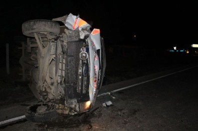 Ambulansla Taksi Çarpıştı; 1 Ölü, 4 Yaralı