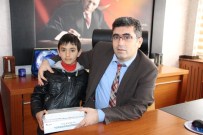 MEHMET NURİ ÇETİN - Kaymakam Çetin'den Başarılı Öğrenciye Tablet