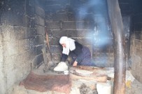 TANDıR EKMEĞI - Köylü Vatandaşlar Ekmek İhtiyaçlarını Tandırdan Karşılıyor
