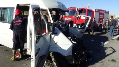 Öğrenci Ve Öğretmenleri Taşıyan Araç Kaza Yaptı Açıklaması 15 Yaralı