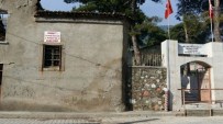 TARİHİ BİNA - Tarihi Binalar Kırkağaç'ta Tehlike Saçıyor