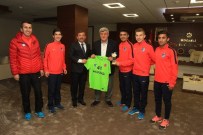 ŞÜKRÜ KARABACAK - Avrupa Şampiyonu Atletlerden Başkan Karaosmanoğlu'na Ziyaret