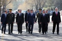 BÜYÜKELÇİLER - Başbakan Davutoğlu Patlama Bölgesinde