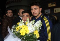 UYGAR MERT ZEYBEK - Bursa'da Ozan Tufan'a Çiçekli Karşılama