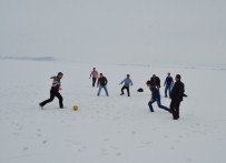 FUTBOL MAÇI - Donan Göl Üstünde Tehlikeli Eğlence