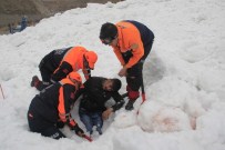 ÇIĞ ALTINDA - Hakkari'de Gerçeği Aratmayan Çığ Tatbikatı