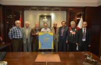MEHMET ÖZEN - Işıkspor'un Eski Futbolcuları Başkan Ataç'a Takım Formasını Hediye Etti
