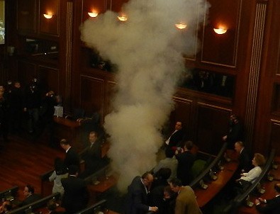 Kosova Meclis'i yine karıştı