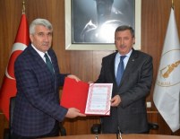 ŞERIF YıLMAZ - Vali Yılmaz'a Teşekkür Plaketi