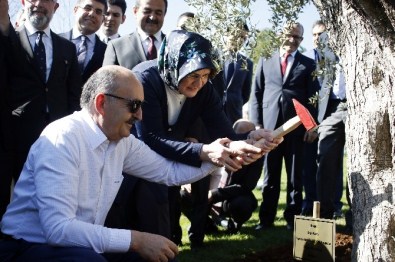 Bakan Müezzinoğlu'ndan Eşine 415 Yıllık Evlilik Yıl Dönümü Hediyesi