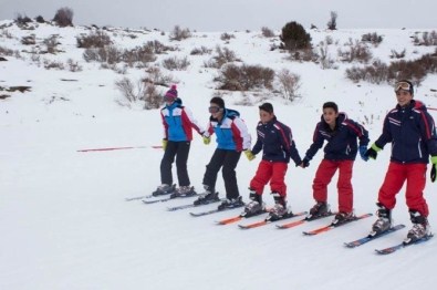 Denizli'de 650 Öğrenciye Kayak Dersi