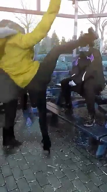 Kızdan kıza uçan tekme