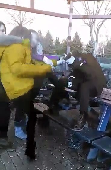 Kızdan kıza uçan tekme