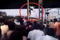 İNTIHAR - Herkesin içinde ölüme atladı