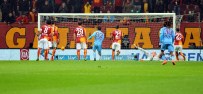 KALE ÇİZGİSİ - Olaylı Maçın Galibi Galatasaray