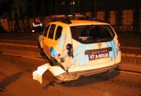 POLİS ARACI - Alkollü sürücü polis aracına çarptı