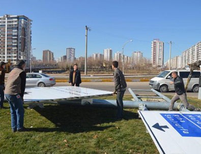 Diyarbakır Büyükşehir Belediyesi'nden Kürtçe-Türkçe yön levhası