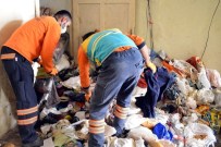 AMBALAJ ATIKLARI - Evden İki Kamyon Çöp Çıktı
