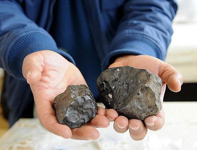 Göktaşı ellerinde kaldı