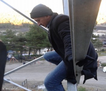 İşten Çıkartılan Madenciler Yüksek Gerilim Hattına Çıktı