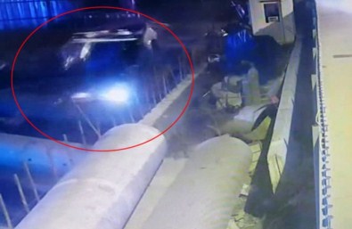 Otomobil İnşaatın Temeline Uçtu