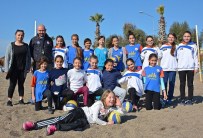 SAĞLIK RİSKİ - Salonları Sığınmacılara Tahsis Edilen Minikler Kumsalda Antrenman Yaptı