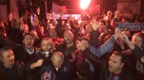 Trabzonsporlu Taraftarlardan Kırmızı Kartlı Eylem