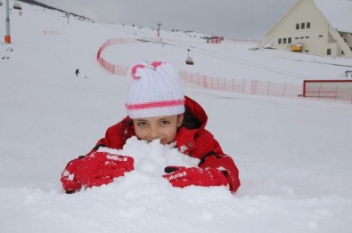 Yıldız Dağı'nda Kar Kalınlığı 75 Santimetreyi Buldu