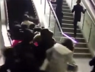 Yine Çin Yine Yürüyen Merdiven Kazası